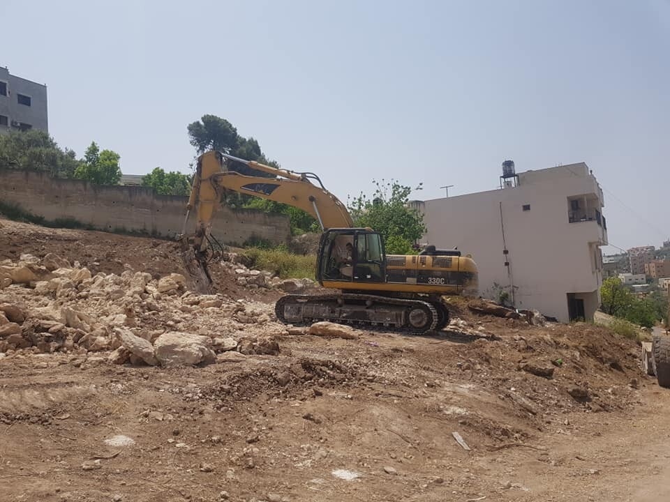 البدئ بأعمال تجريف الارض الخاصة بانشاء مدرسة بنات جديدة في البلدة