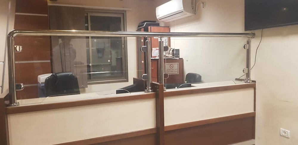 من ضمن خطوات منع انتشار العدوى قامت بلدية علار بتركيب حاجز زجاجي على منافذ شحن الكهرباء والماء في البلدية