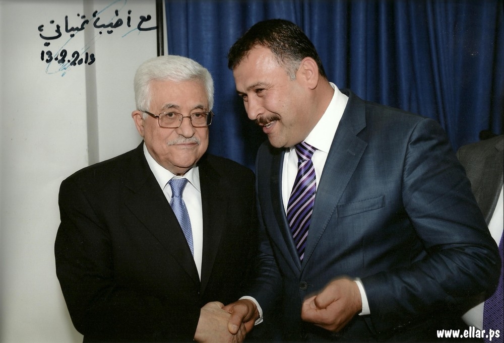 فخامة الرئيس محمود عباس "ابو مازن" رئيس دولة فلسطين لدى استقباله السيد سفيان شديد رئيس بلدية علار ، رئيس مجلس خدمات الشعراوية المشترك في مقر المقاطعة في رام الله