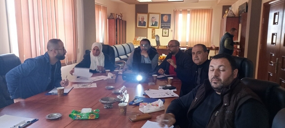 ناقشت اللجنه المكلفه من المجلس البلدي اليوم التصاميم التي تقدمت لمسابقه تصميم شعار جديد لبلديه علار