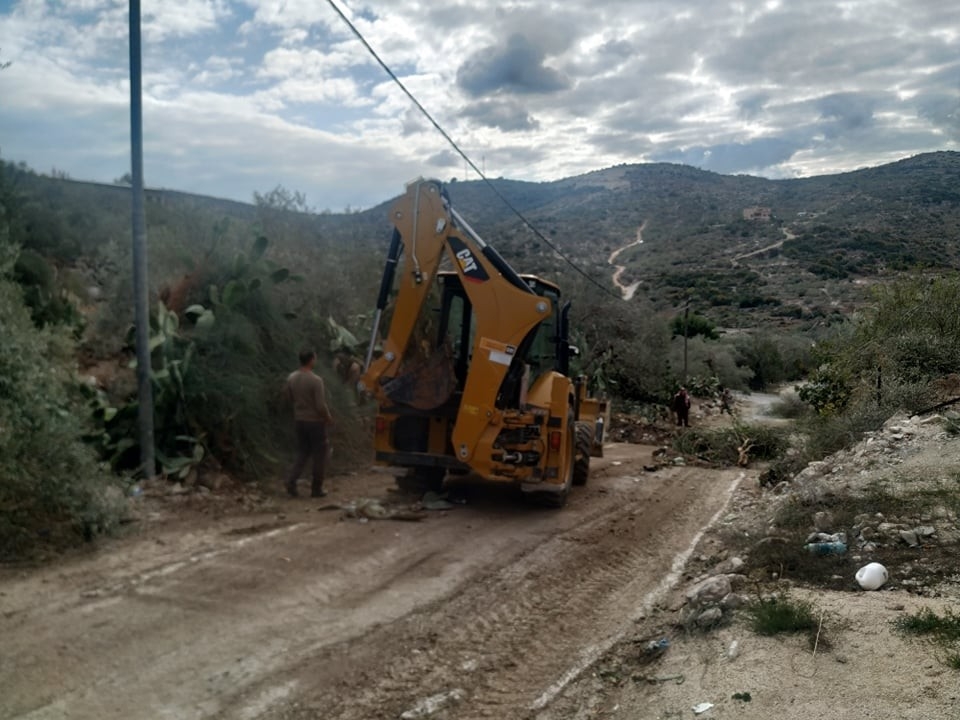 من اعمال قسم الصحة والبيئة اليوم في ازالة تعديات الاشجار على الطرقات والشوارع في البلدة .