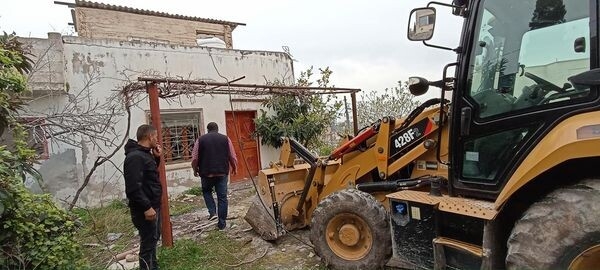 تجريف المنزل الذي تم شراؤه لصالح بلدية علار .
