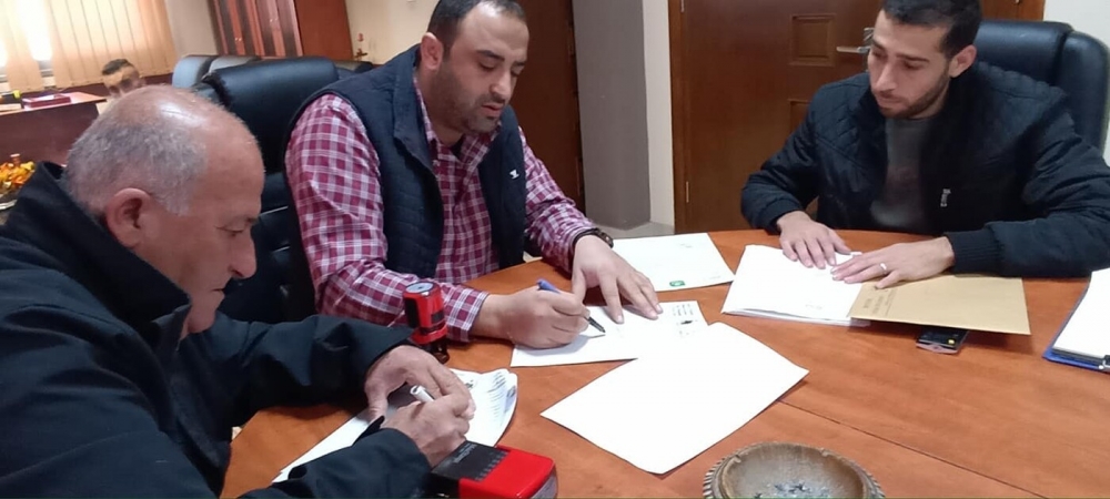 وقيع اتفاقية تعبيد طرق للمنطقة الجنوبية في البلدة وقيع اتفاقية تعبيد طرق للمنطقة الجنوبية في البلدة