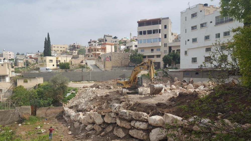 تجهيز موقف السيارات العام الخاص بالبلدة