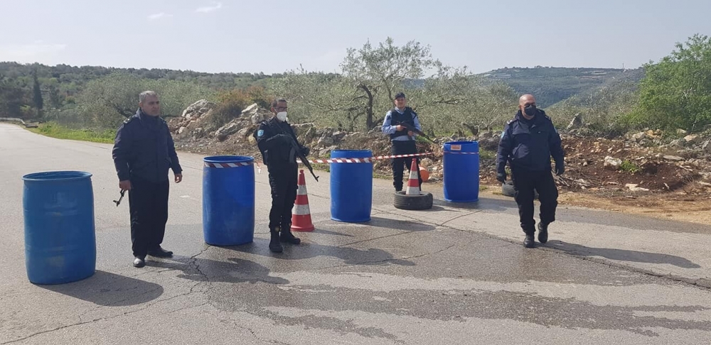 الاخوة في شرطة علار الان اثناء تنفيذ امر الاغلاق ومنع التنقل بين المحافظات