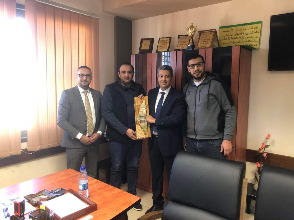 استقبل السيد بدر خندقجي رئيس بلديه علار اليوم في مكتبه استقبل السيد بدر خندقجي رئيس بلديه علار اليوم في مكتبه